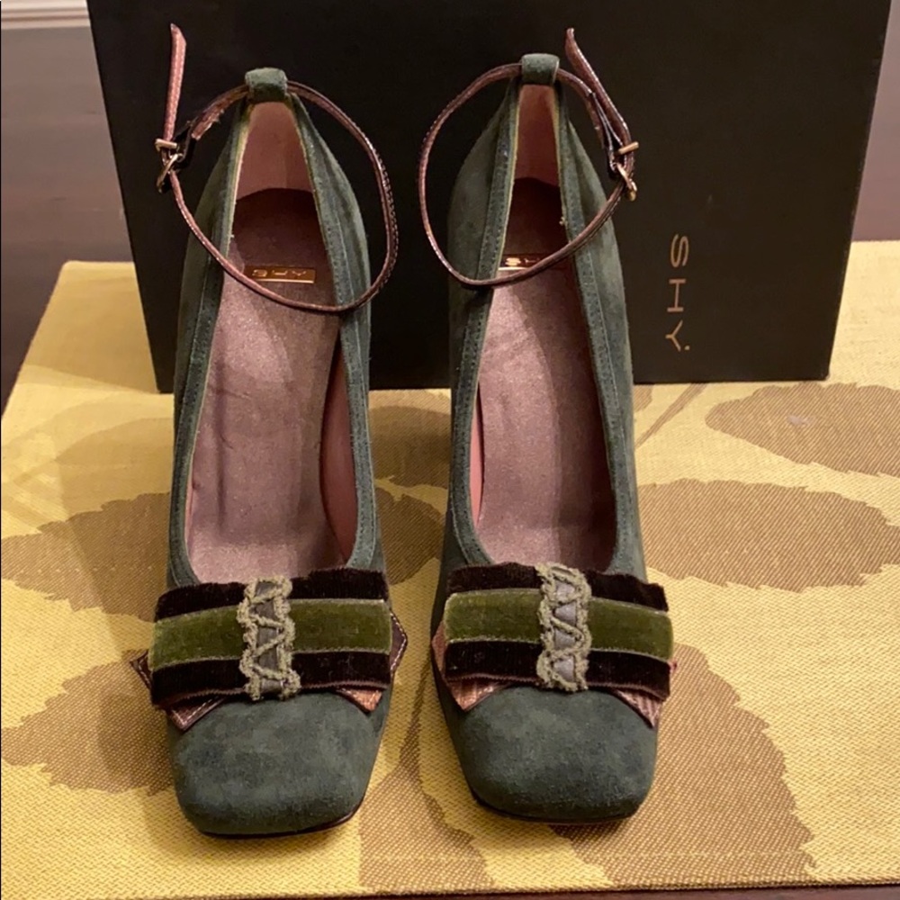 Green suede pump with ankle strap